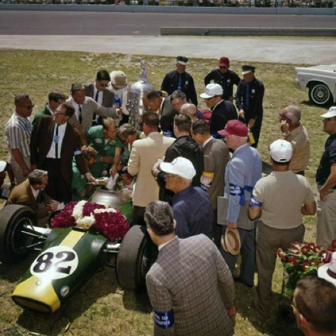 Les fleurs du vainqueur à l'arrivée !
Contribution James Smith
